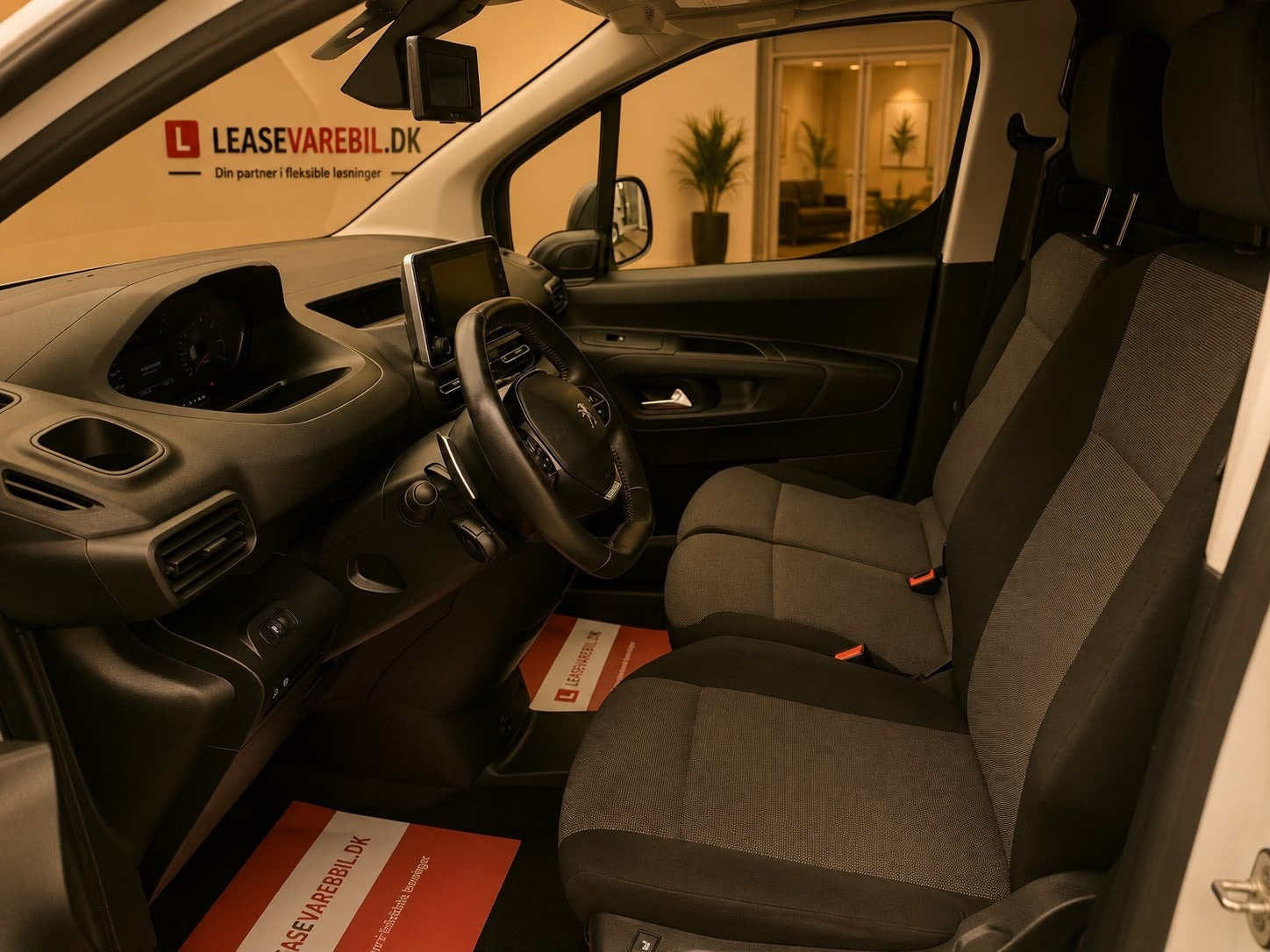 Hvid Peugeot Partner fra 2023