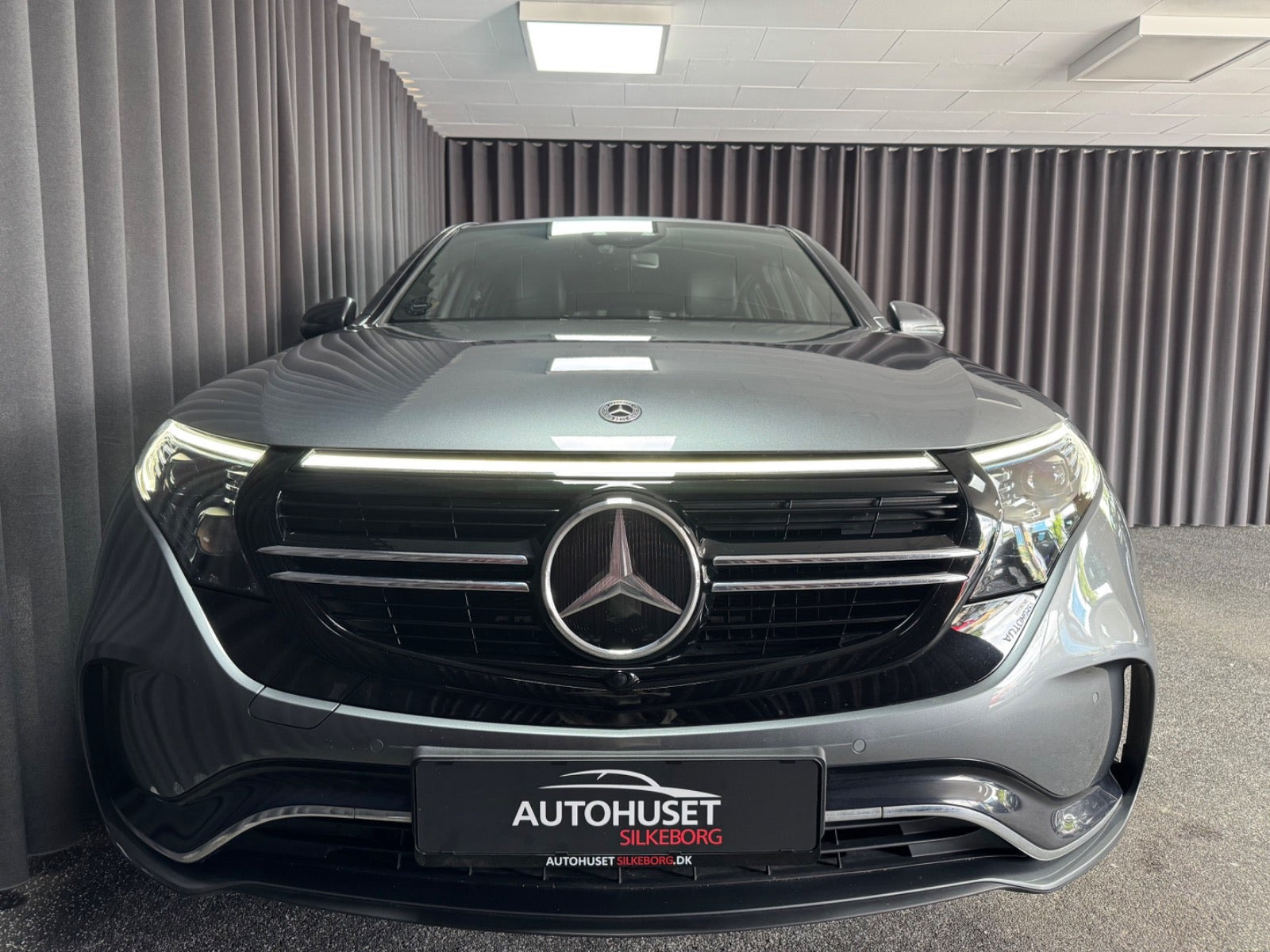 Grå Mercedes EQC400 fra 2021
