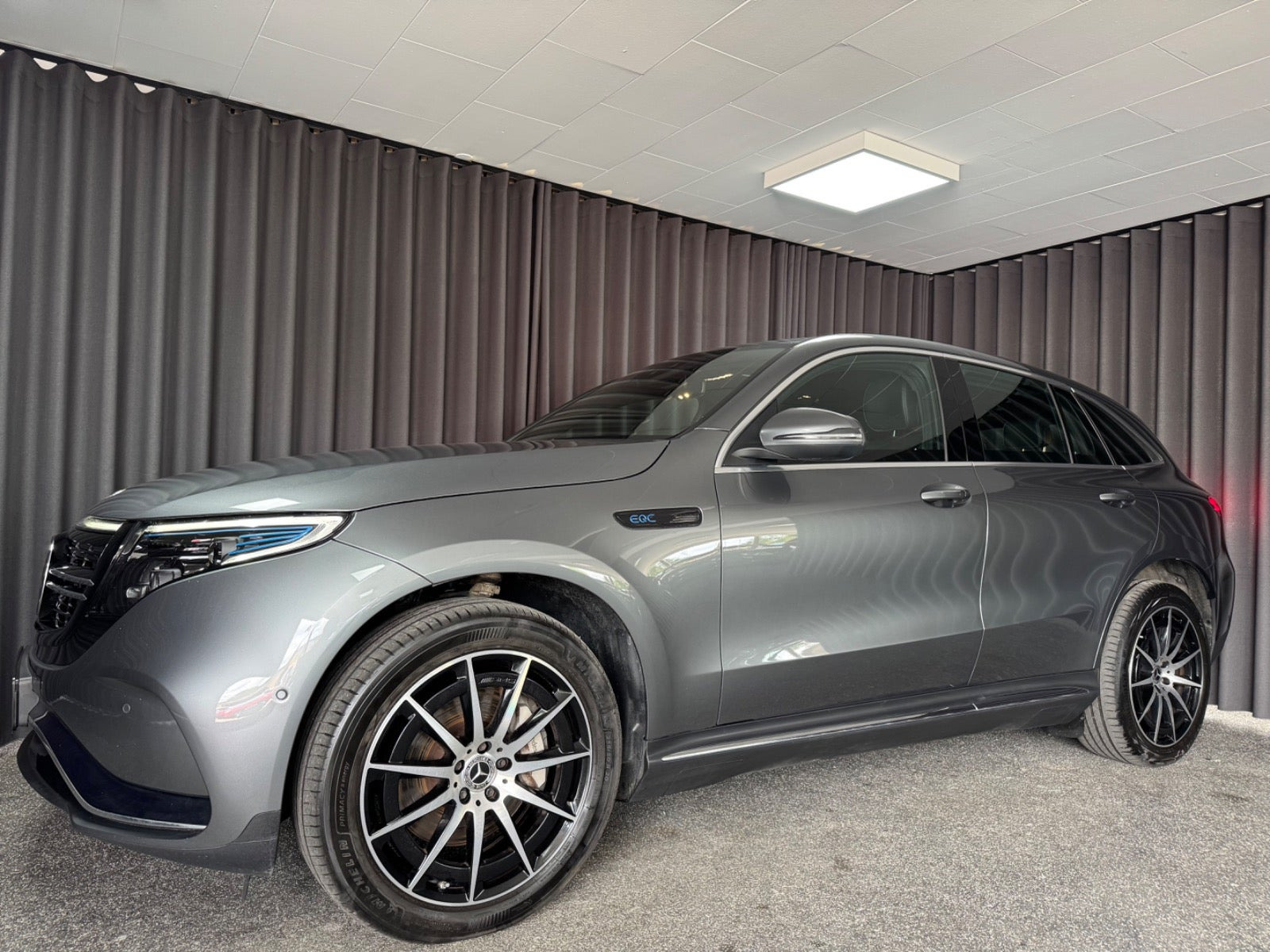 Grå Mercedes EQC400 fra 2021