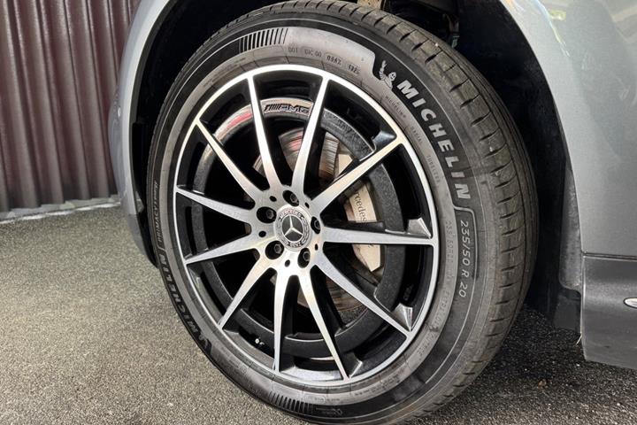 Grå Mercedes EQC400 fra 2021