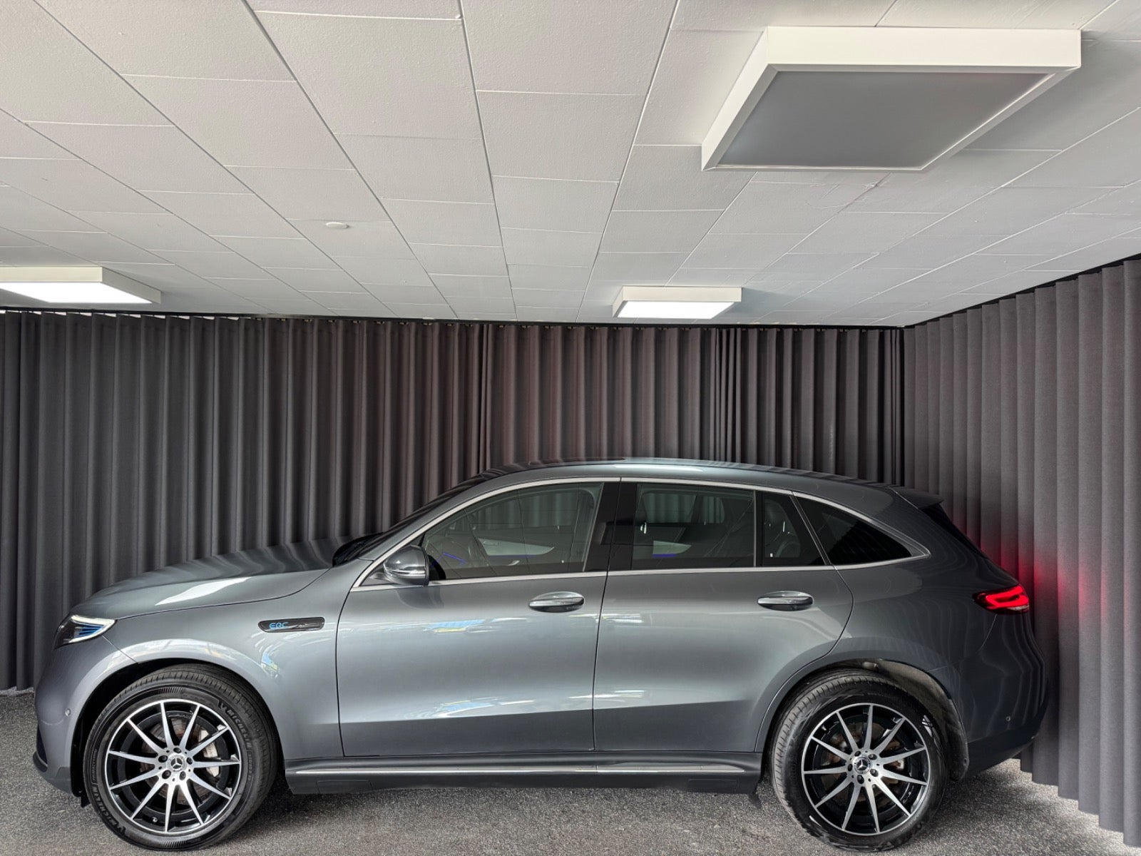Grå Mercedes EQC400 fra 2021