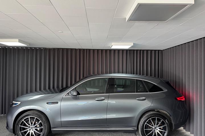 Grå Mercedes EQC400 fra 2021