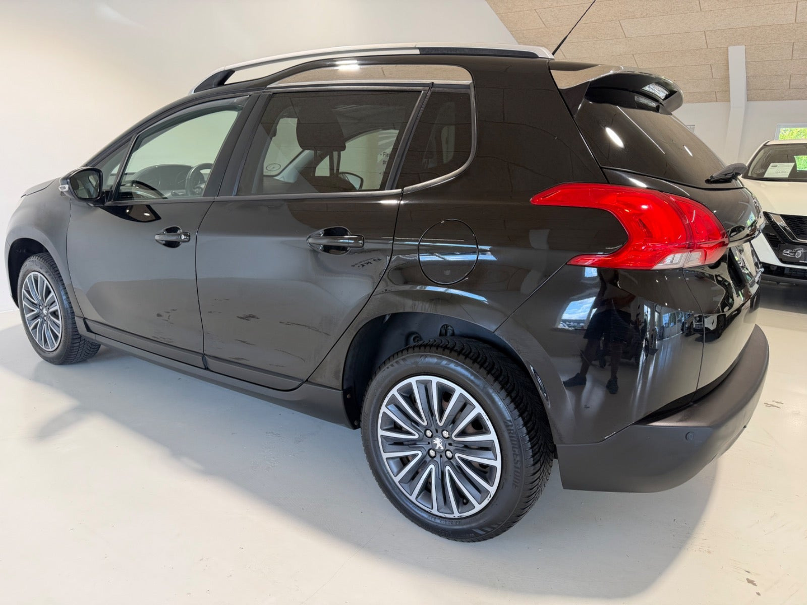 Sort Peugeot 2008 fra 2015