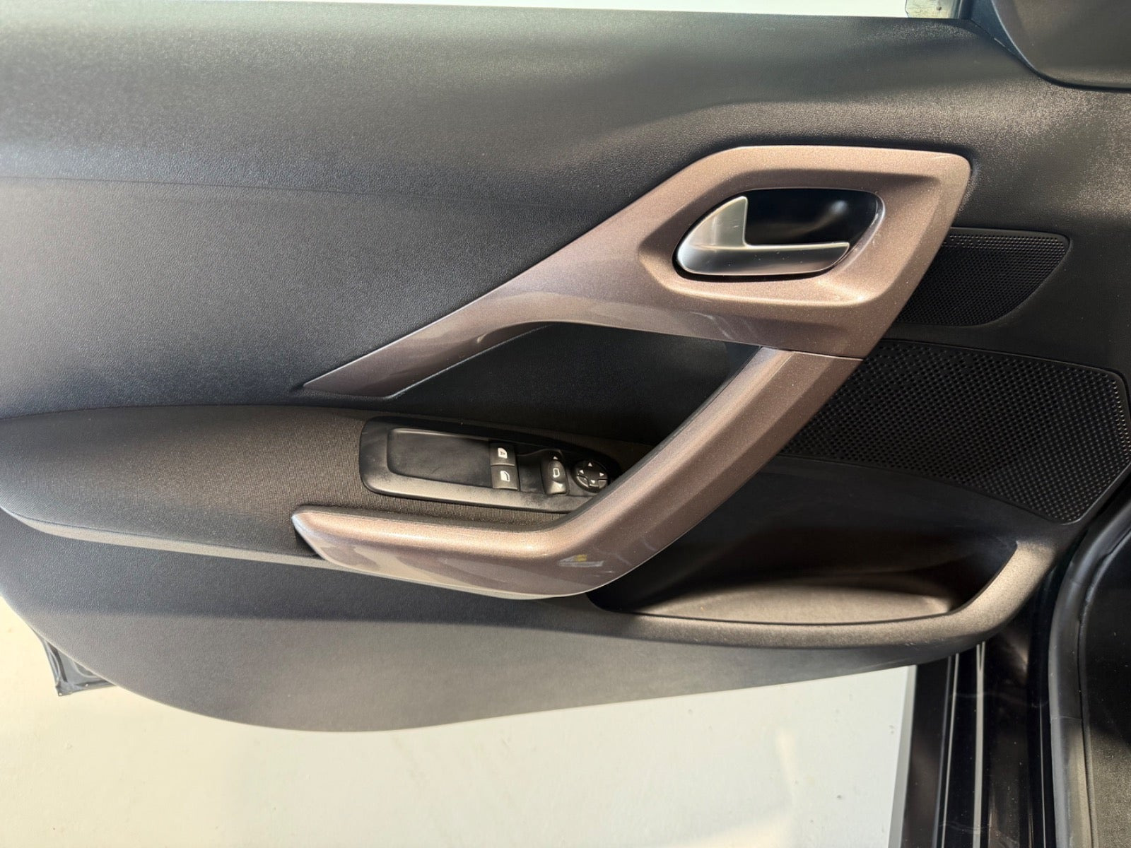 Sort Peugeot 2008 fra 2015