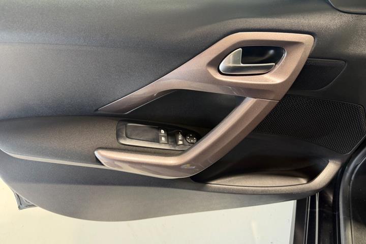 Sort Peugeot 2008 fra 2015