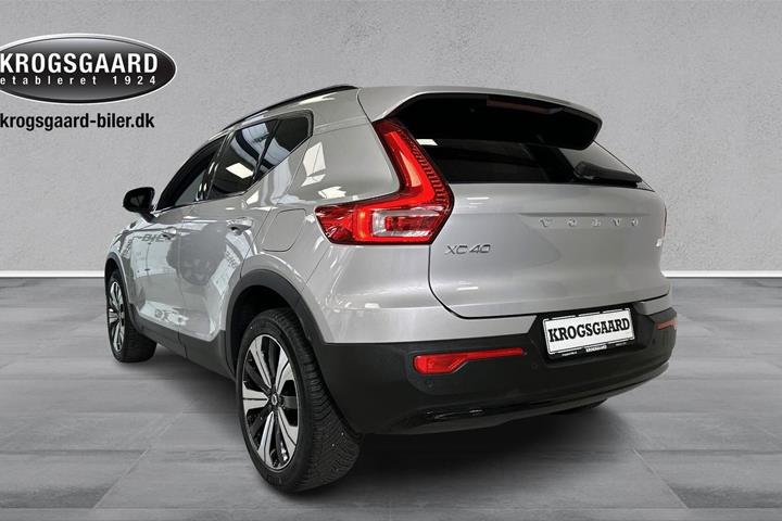 Sølv Volvo XC40 fra 2023