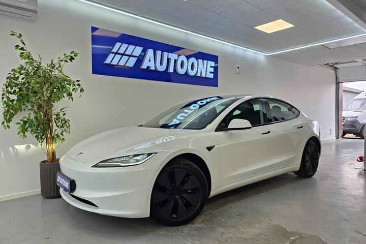 Hvid Tesla Model 3 fra 2024 set udefra