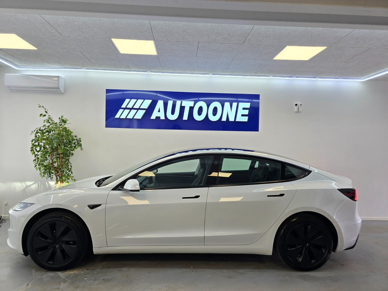 Hvid Tesla Model 3 fra 2024