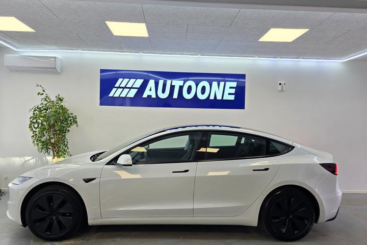 Hvid Tesla Model 3 fra 2024