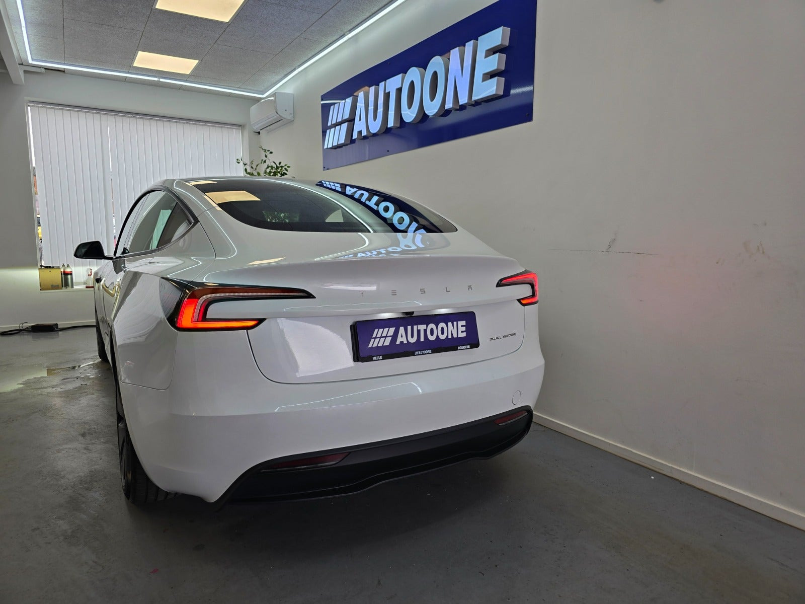 Hvid Tesla Model 3 fra 2024