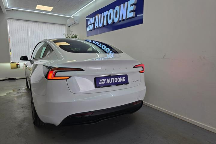Hvid Tesla Model 3 fra 2024
