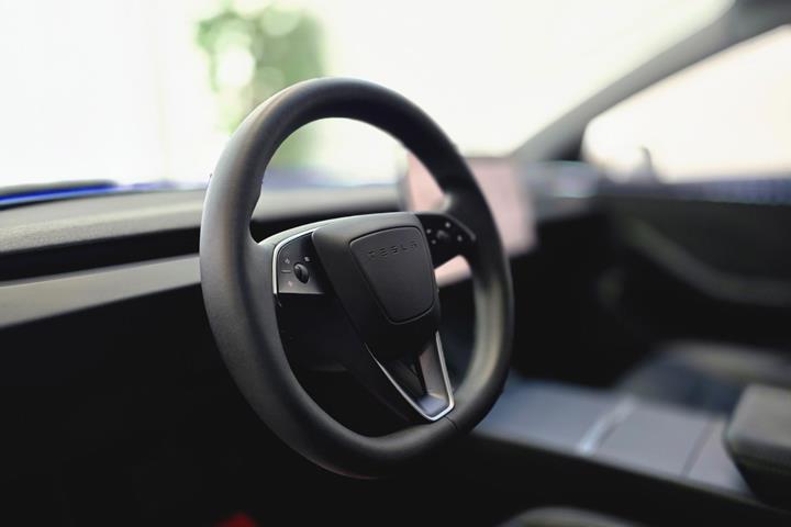 Hvid Tesla Model 3 fra 2024