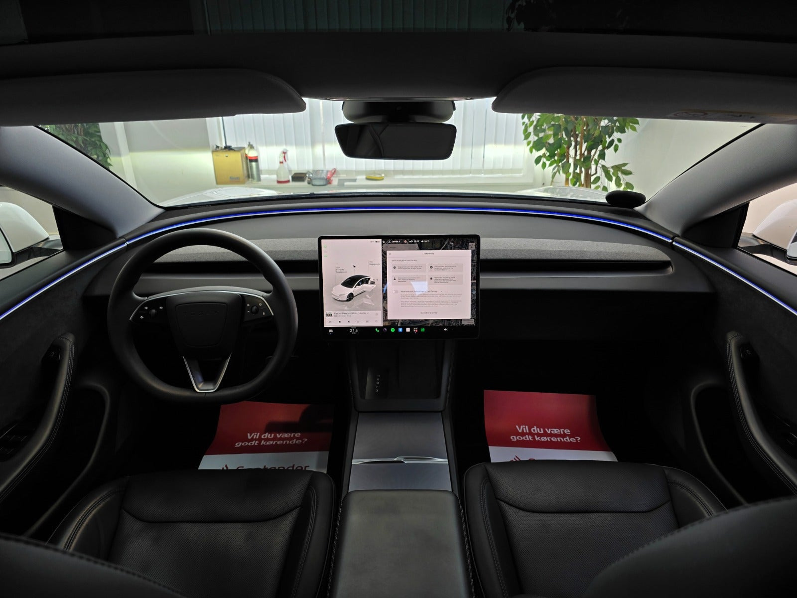 Hvid Tesla Model 3 fra 2024