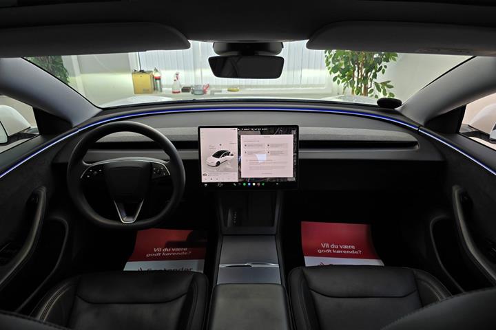Hvid Tesla Model 3 fra 2024