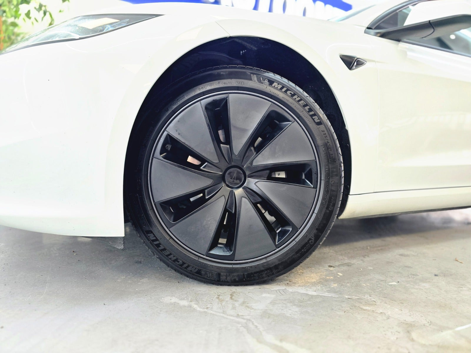 Hvid Tesla Model 3 fra 2024