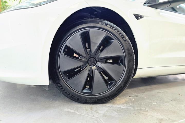 Hvid Tesla Model 3 fra 2024