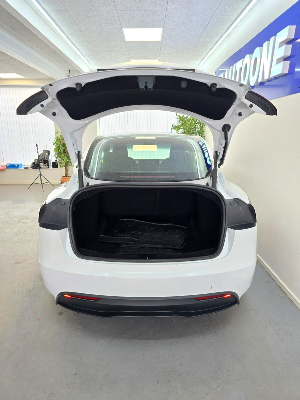 Hvid Tesla Model 3 fra 2024