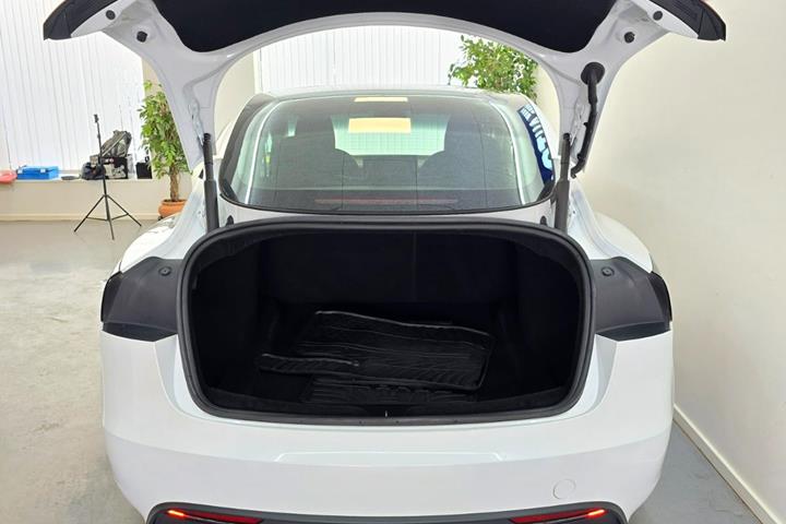 Hvid Tesla Model 3 fra 2024