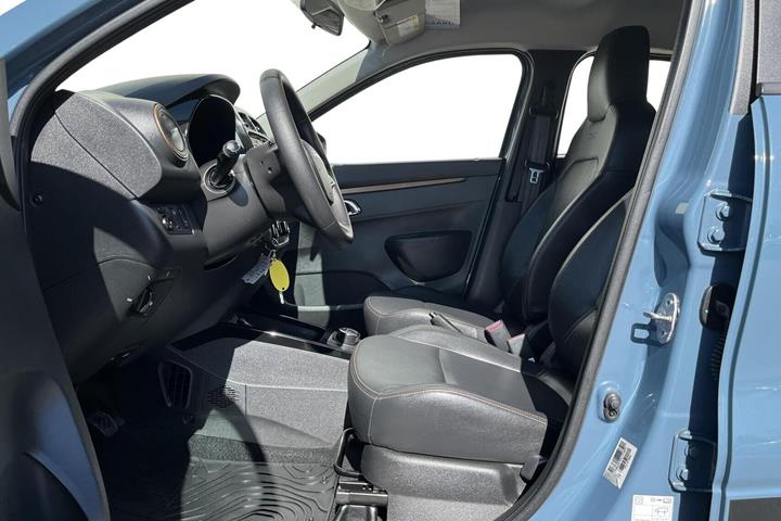 Blå Dacia Spring fra 2023