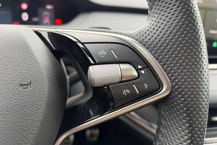 Grå Skoda Enyaq fra 2025