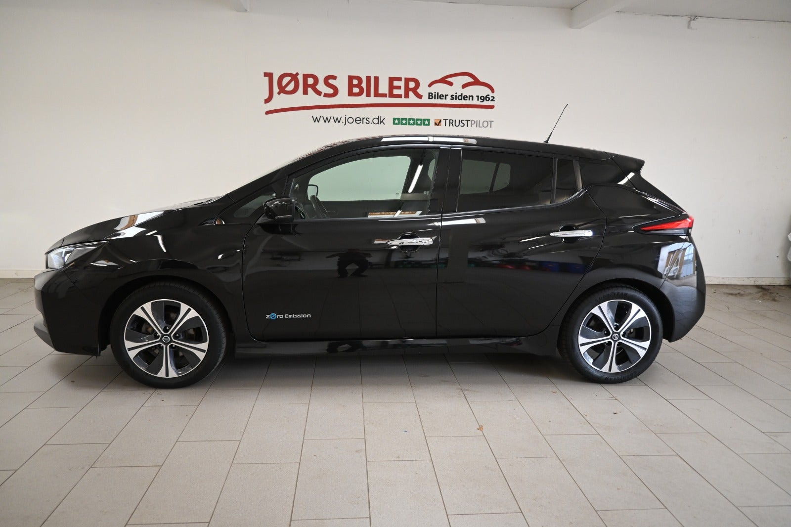 Sort Nissan Leaf fra 2020
