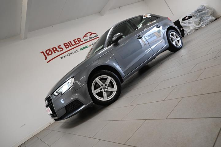 Grå Audi A3 fra 2019 set udefra