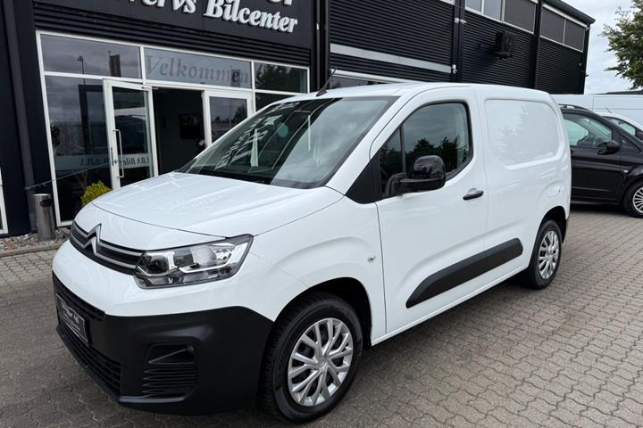 Hvid Citroën Berlingo fra 2022 set udefra