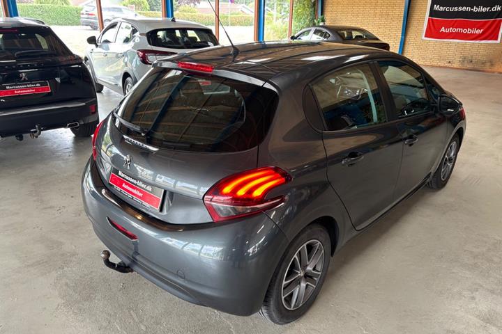 Grå Peugeot 208 fra 2015