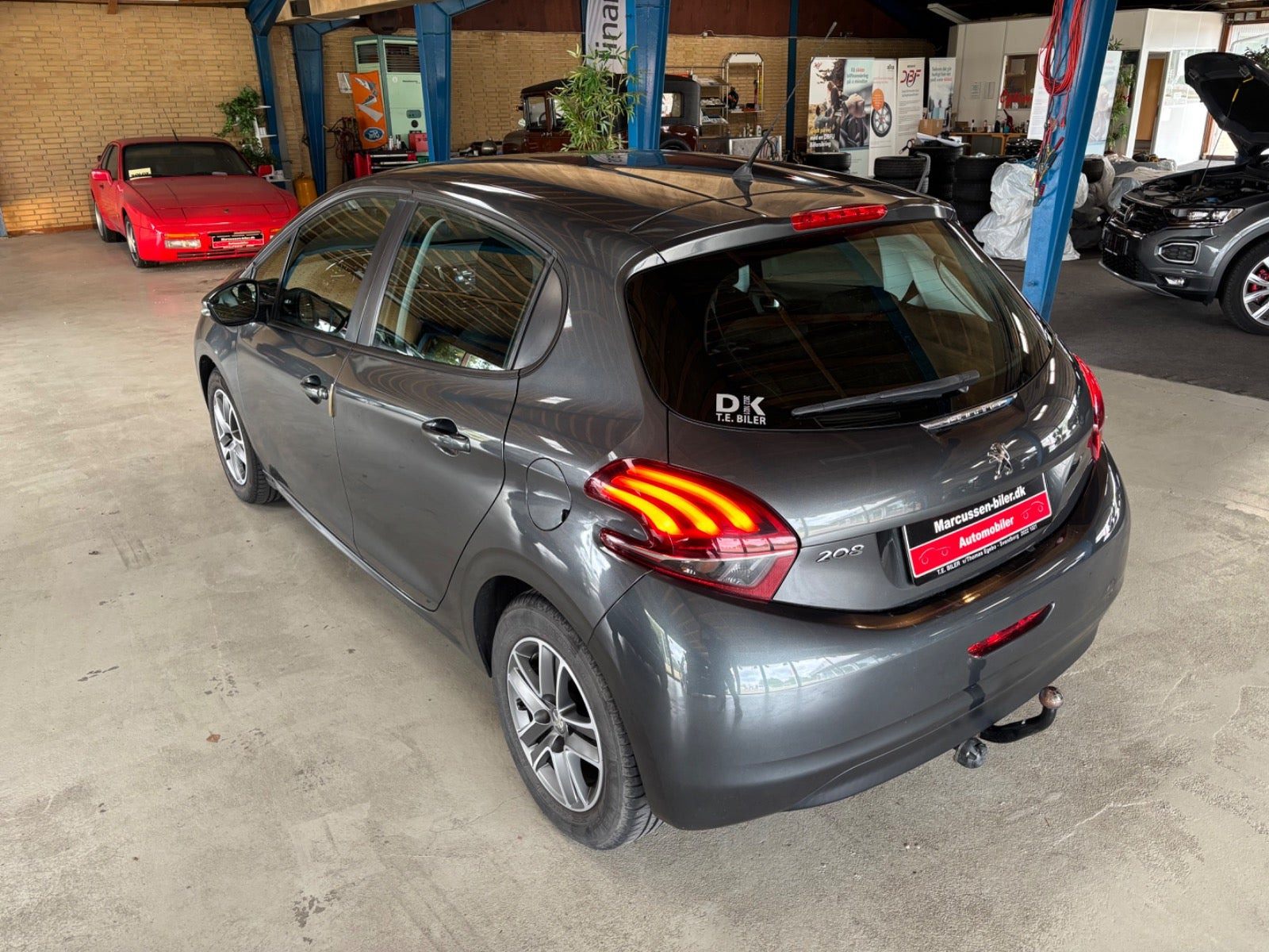 Grå Peugeot 208 fra 2015