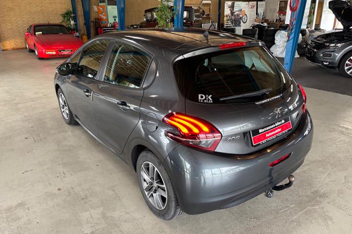 Grå Peugeot 208 fra 2015