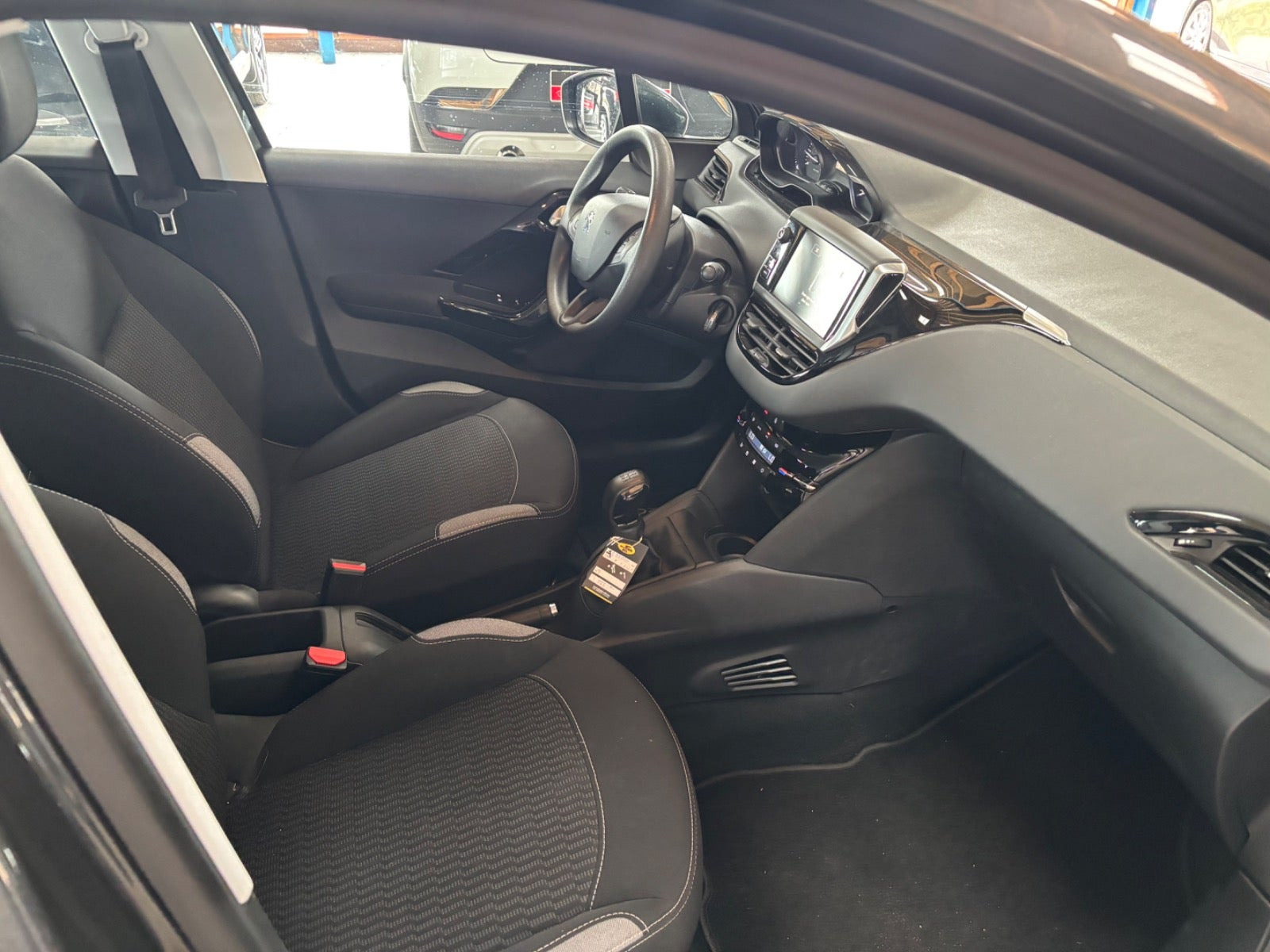 Grå Peugeot 208 fra 2015