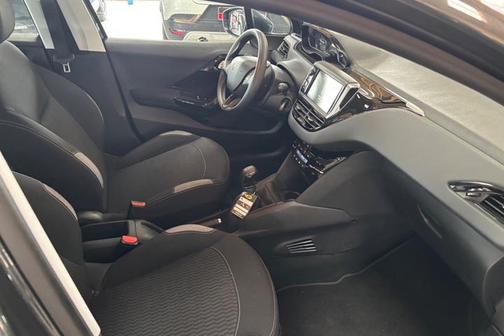 Grå Peugeot 208 fra 2015
