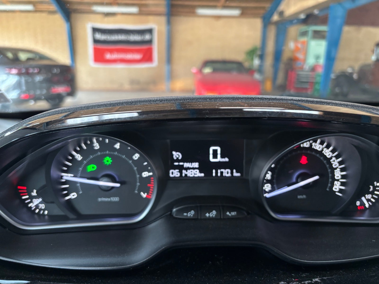 Grå Peugeot 208 fra 2015