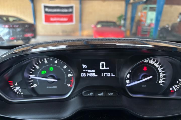 Grå Peugeot 208 fra 2015