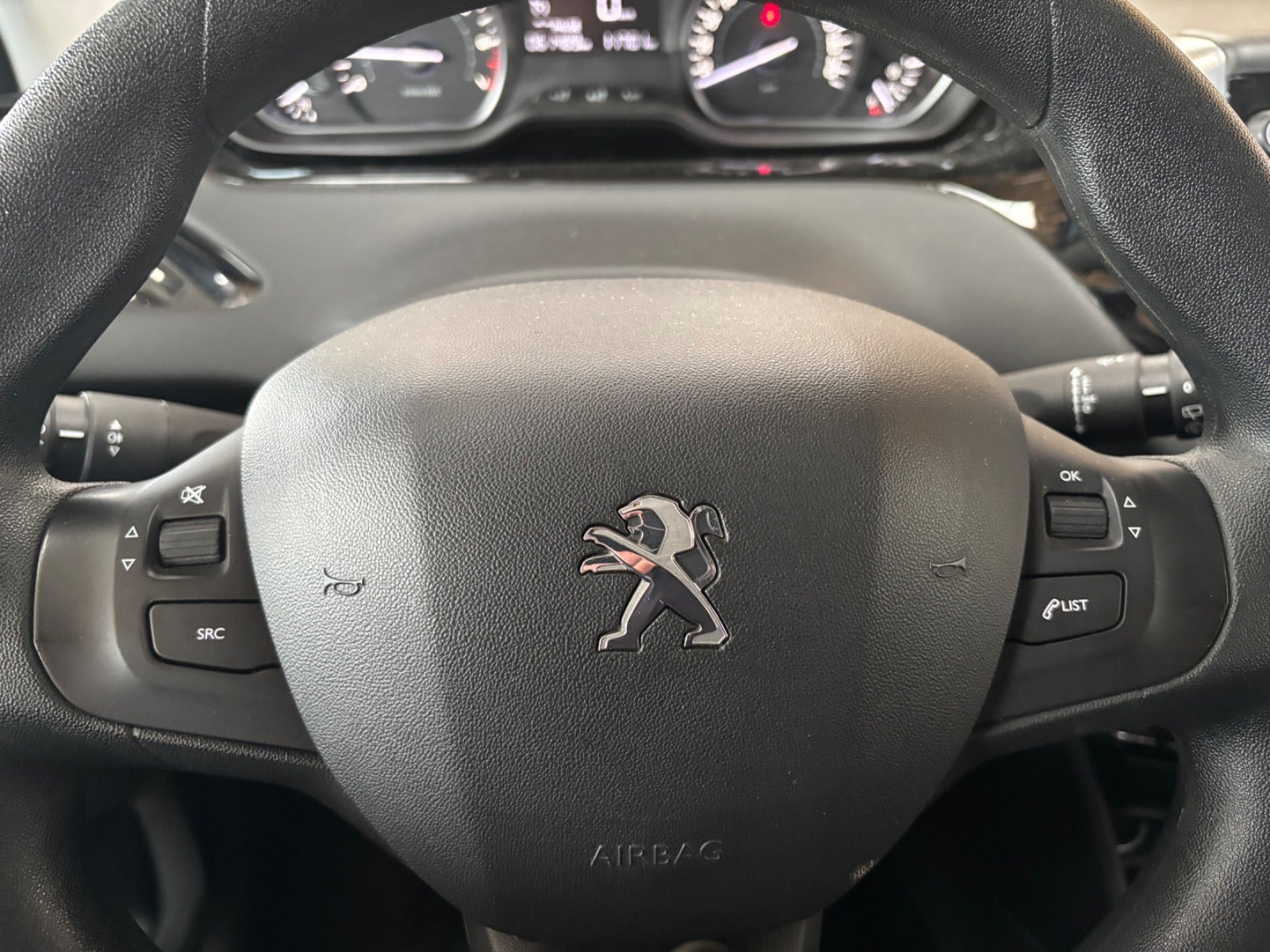 Grå Peugeot 208 fra 2015
