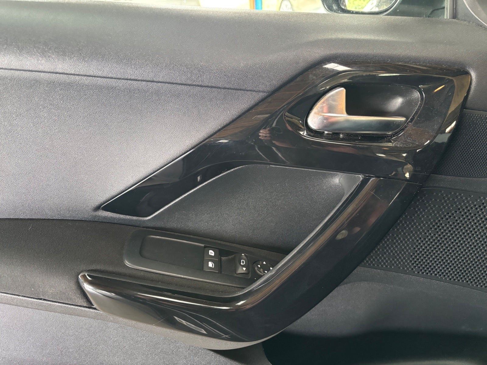 Grå Peugeot 208 fra 2015
