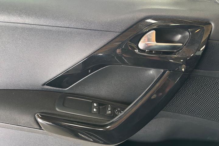 Grå Peugeot 208 fra 2015