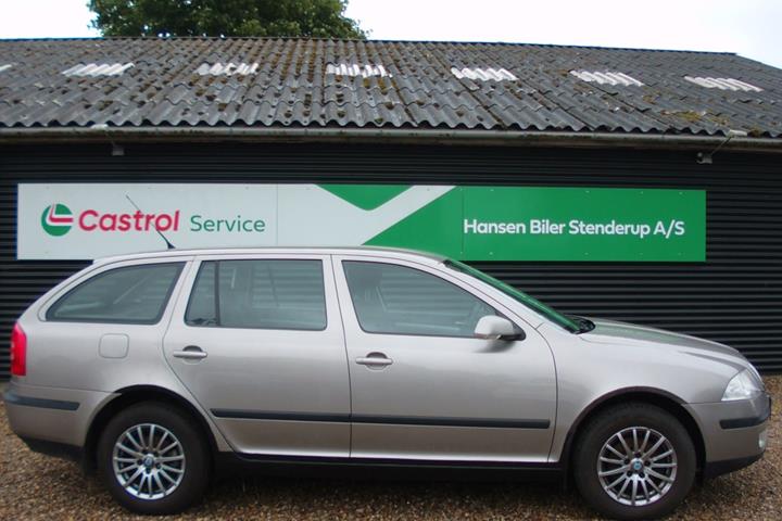 Beige Skoda Octavia fra 2009