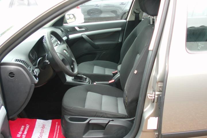 Beige Skoda Octavia fra 2009