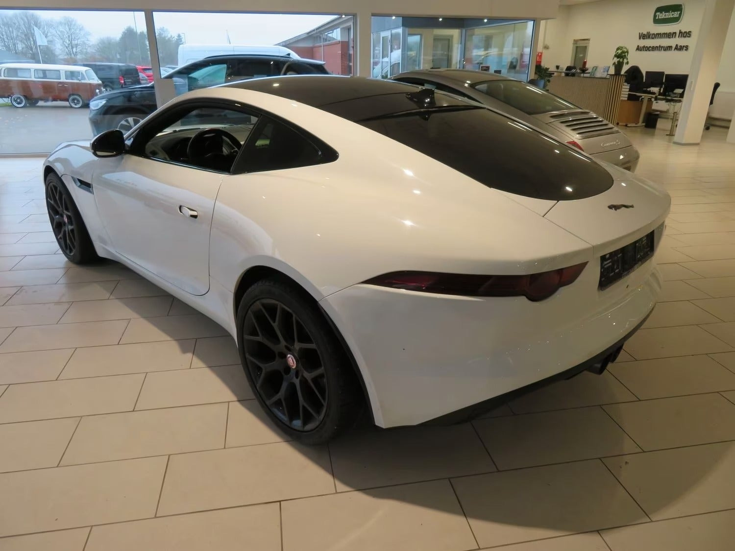 Hvid Jaguar F-Type fra 2014