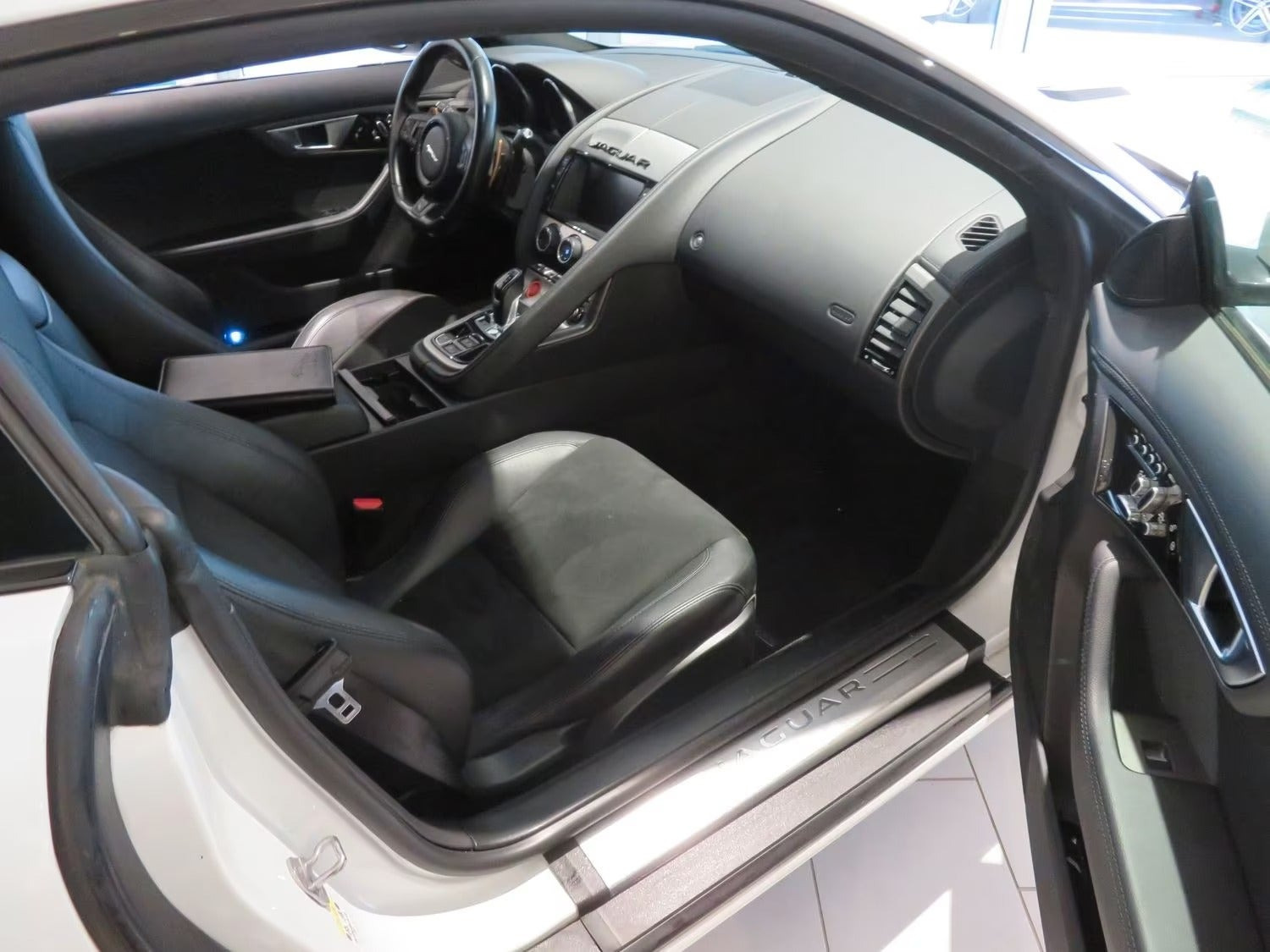 Hvid Jaguar F-Type fra 2014