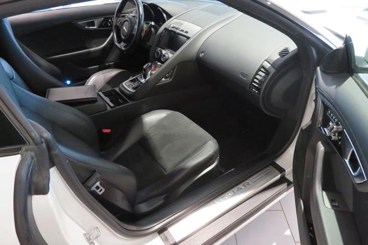 Hvid Jaguar F-Type fra 2014