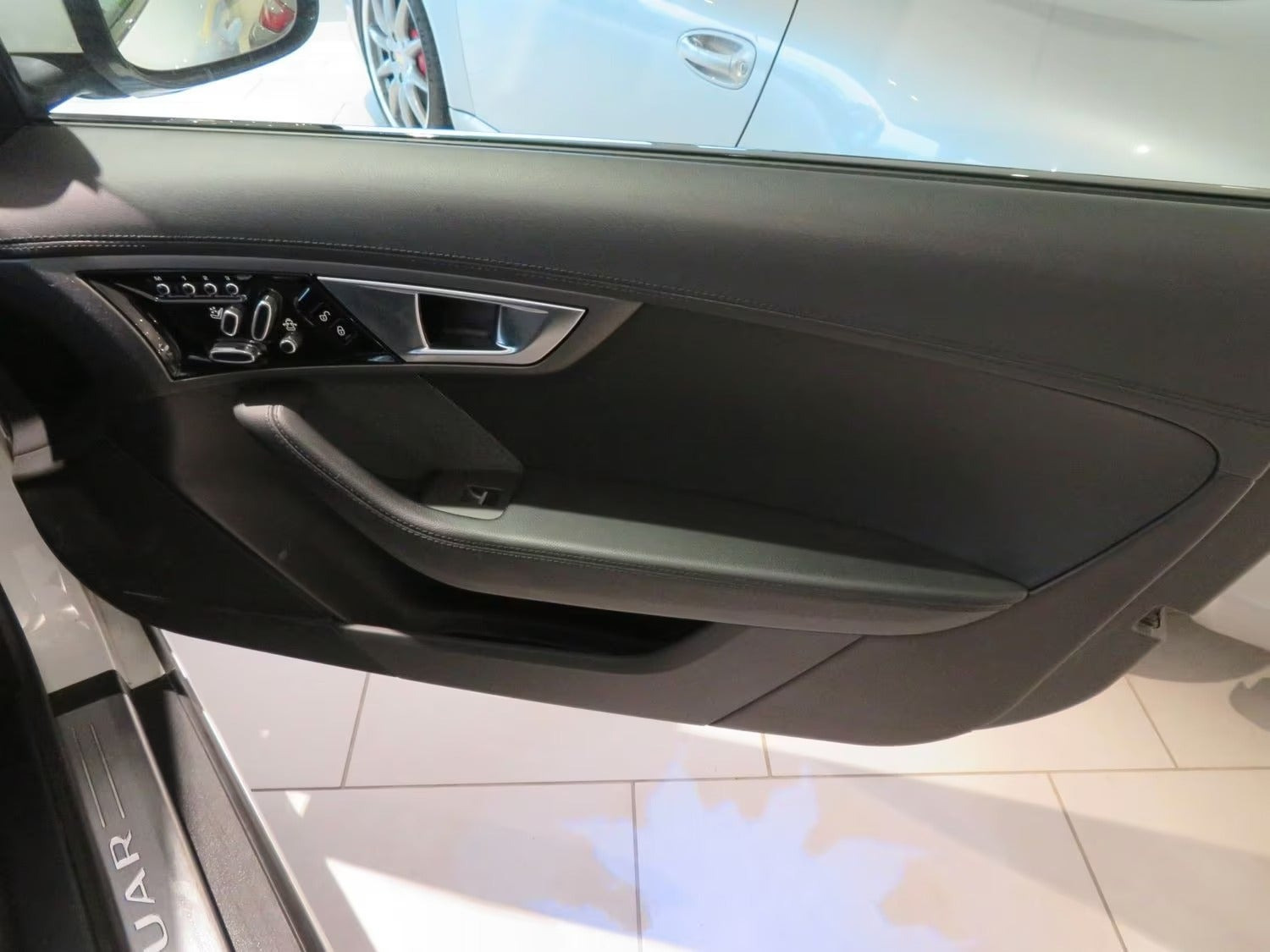Hvid Jaguar F-Type fra 2014