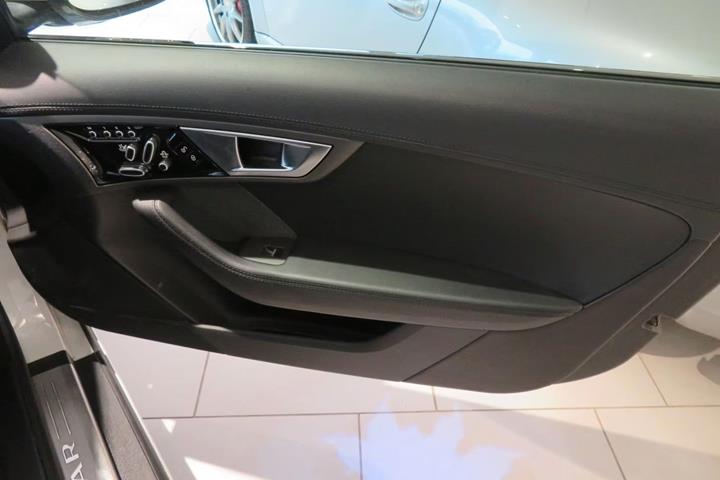 Hvid Jaguar F-Type fra 2014