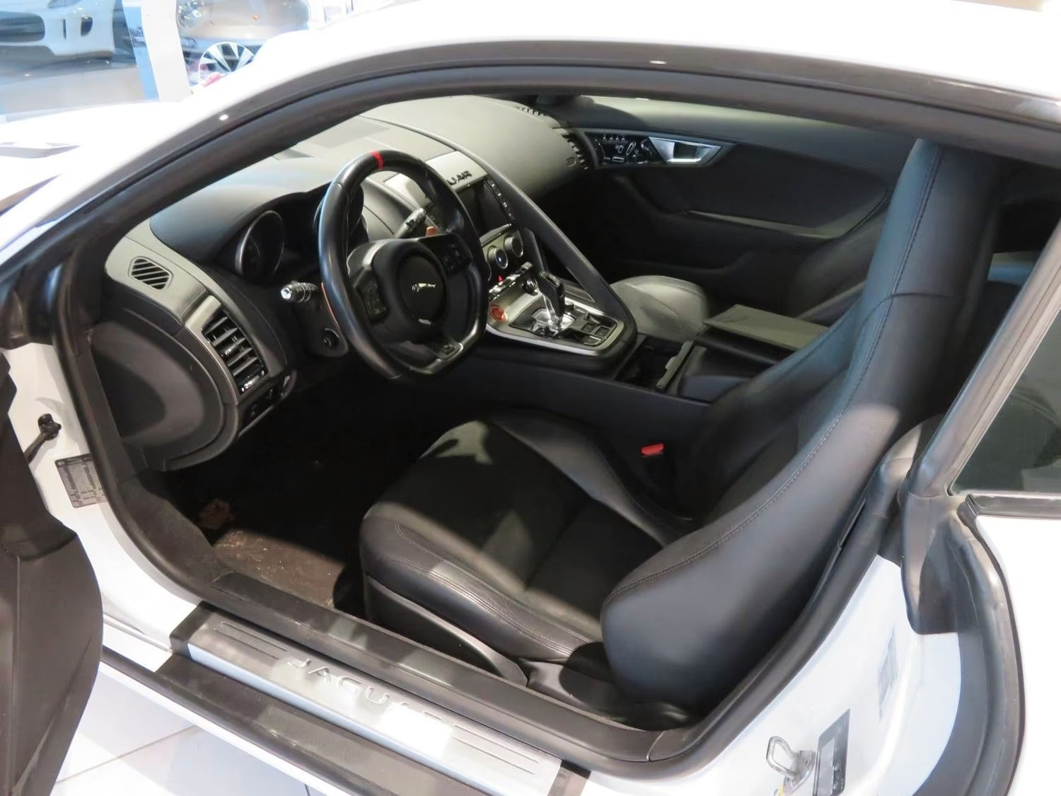Hvid Jaguar F-Type fra 2014