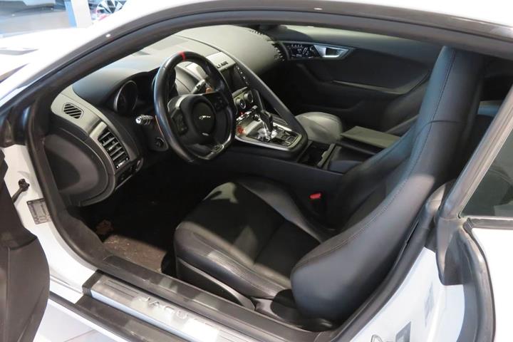 Hvid Jaguar F-Type fra 2014