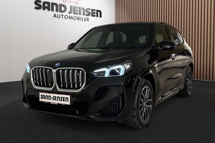 Sort BMW iX1 fra 2024 set udefra