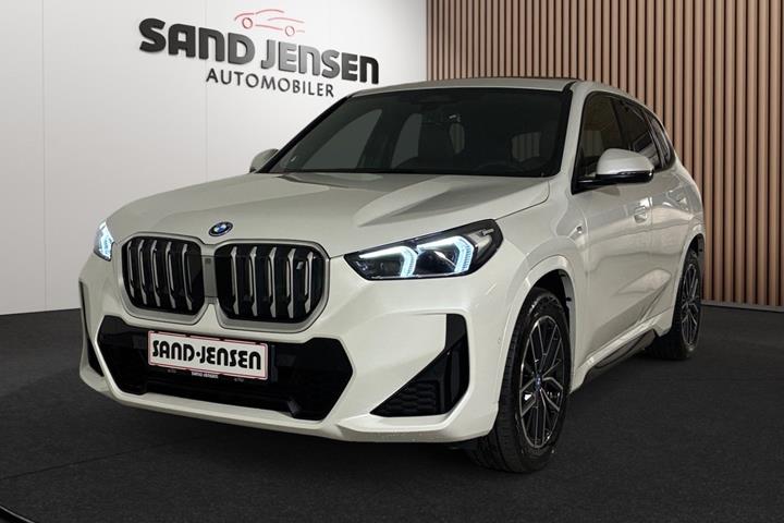 Hvid BMW iX1 fra 2023 set udefra