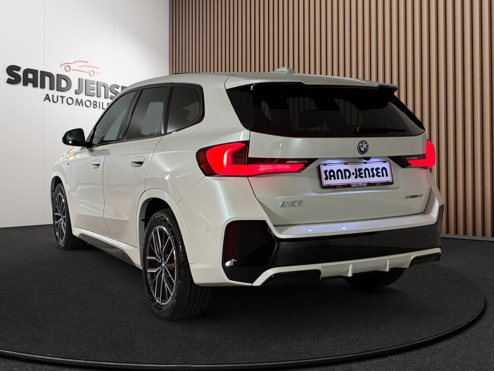 Hvid BMW iX1 fra 2023