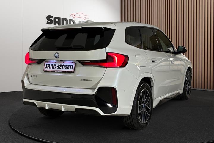 Hvid BMW iX1 fra 2023